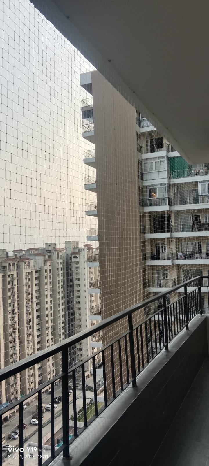 End-to-end railing to ceiling pigeon protection net with zero view blockage